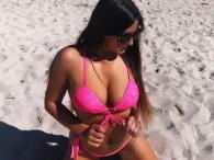 Claudia Romani na siedząco w bikini